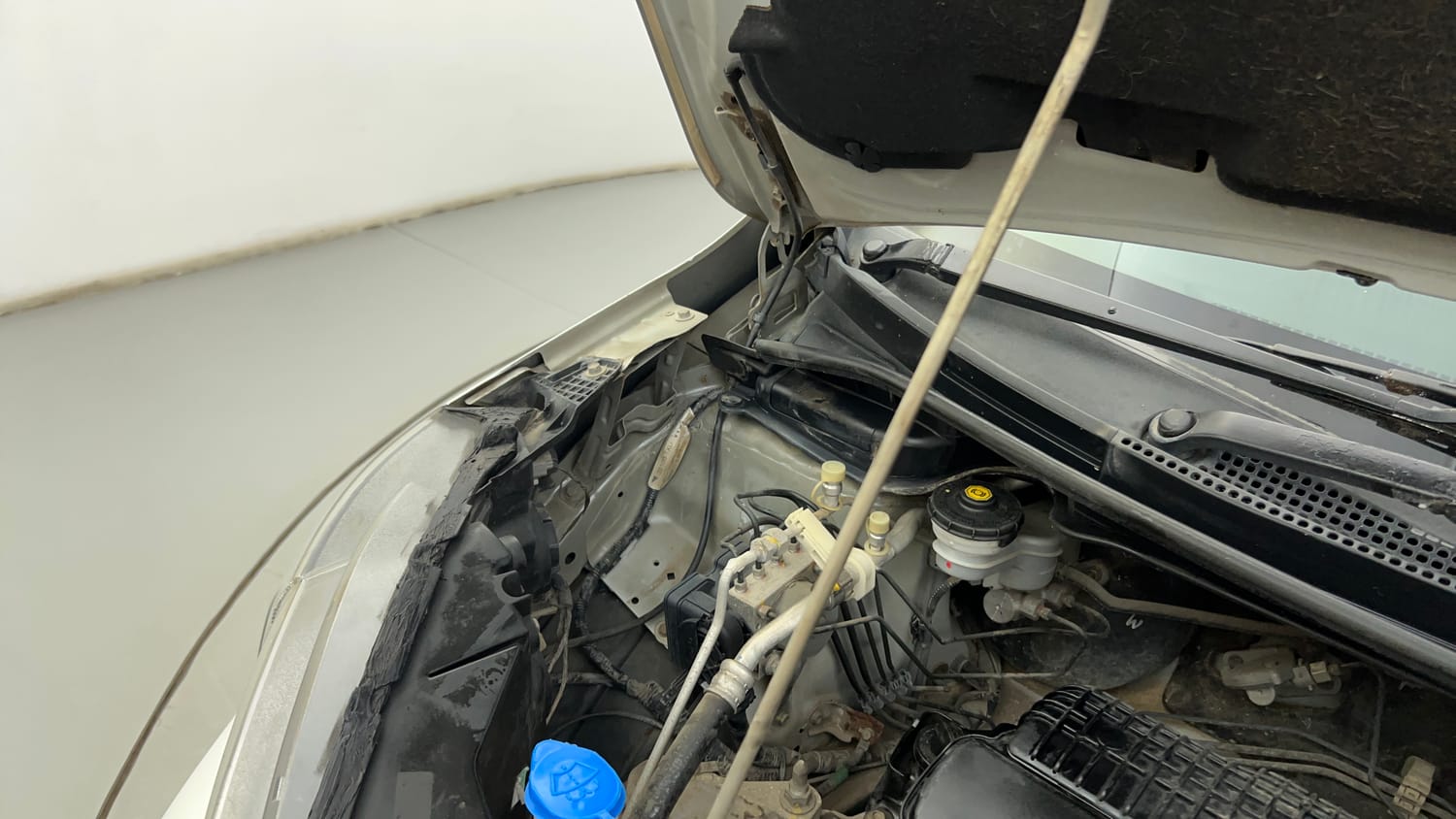 Used 2018 Honda WR-V S MT Petrol Petrol Manual engine ENGINE RIGHT SIDE HINGE & APRON VIEW