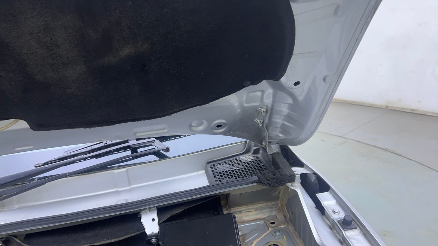 Used 2020 Renault Kwid 1.0 RXT AMT Opt Petrol Automatic engine ENGINE LEFT SIDE HINGE & APRON VIEW