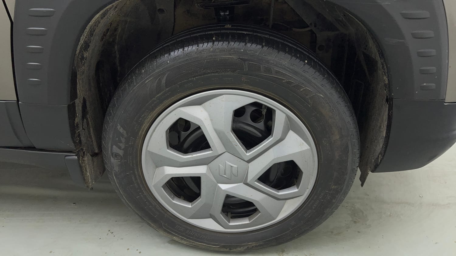 Used 2023 Maruti Suzuki Brezza VXi Petrol Manual tyres RIGHT FRONT TYRE RIM VIEW