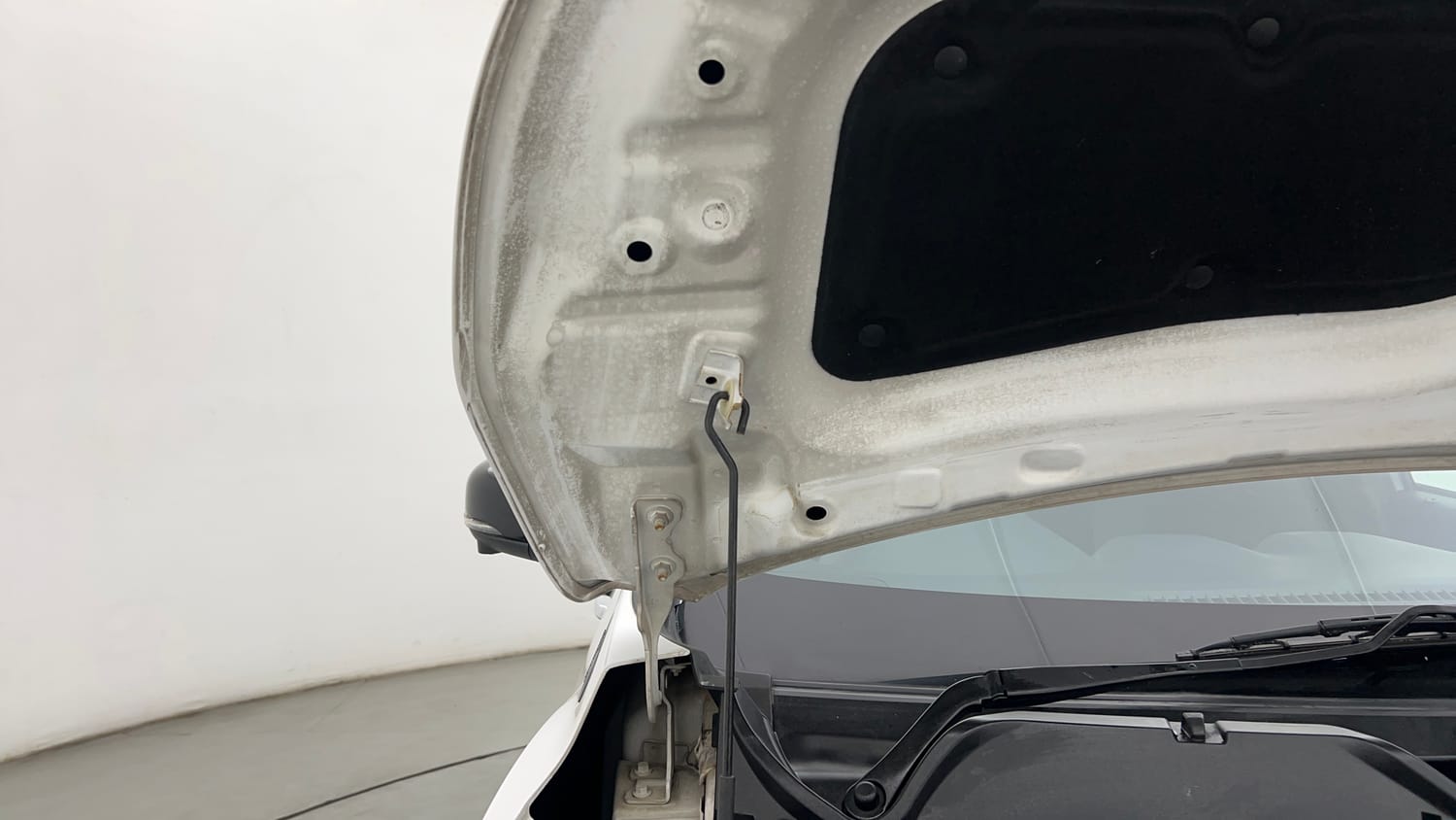 Used 2024 Nissan Magnite XV Premium Turbo CVT Petrol Automatic engine ENGINE RIGHT SIDE HINGE & APRON VIEW