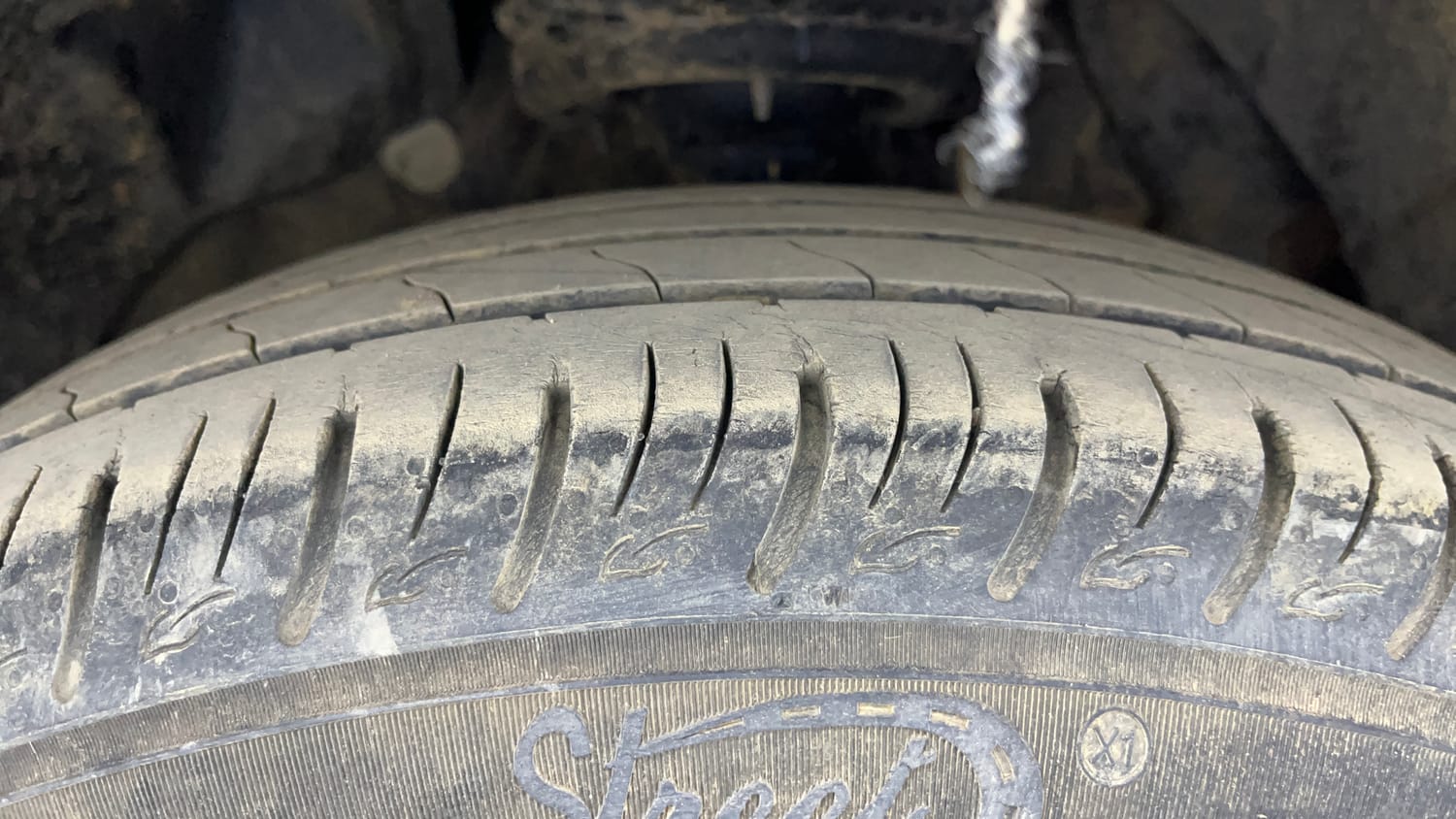 Used 2022 Mahindra XUV 300 W8 (O) 1.2 Petrol Petrol Manual tyres RIGHT FRONT TYRE TREAD VIEW