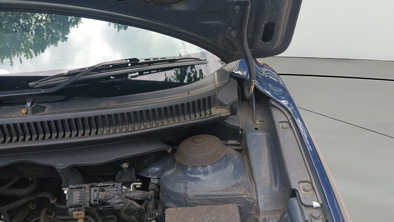 Used 2019 Maruti Suzuki Baleno Delta Petrol Manual engine ENGINE LEFT SIDE HINGE & APRON VIEW