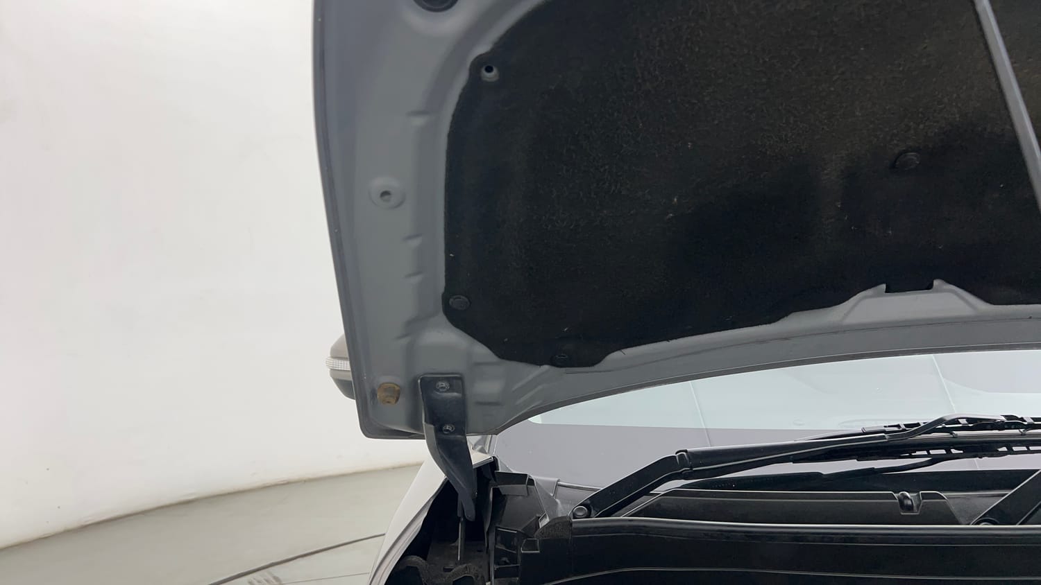Used 2023 Maruti Suzuki Brezza ZXi Petrol Manual engine ENGINE RIGHT SIDE HINGE & APRON VIEW