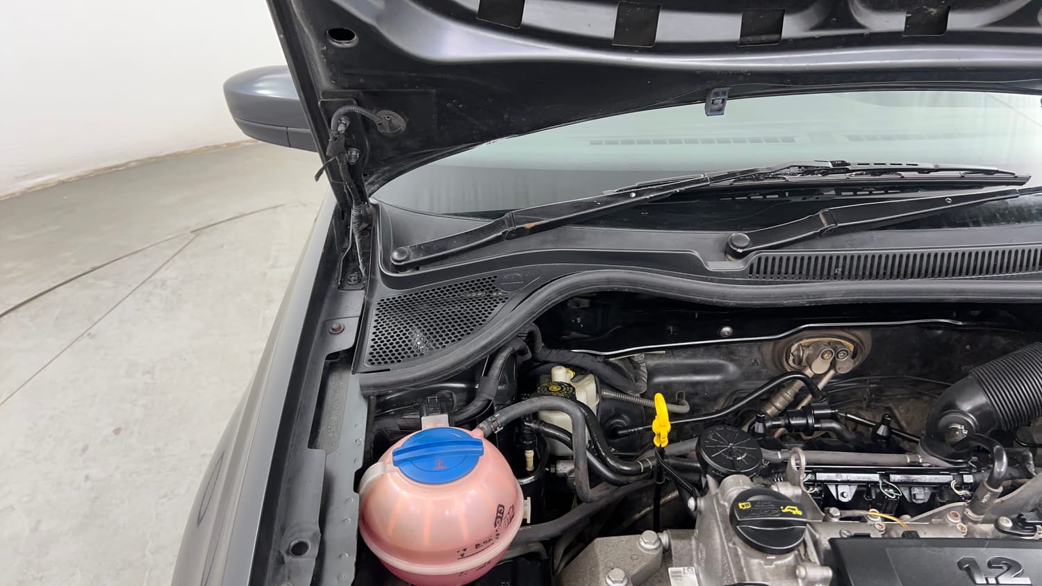 Used 2015 Volkswagen Polo Comfortline 1.2L (P) Petrol Manual engine ENGINE RIGHT SIDE HINGE & APRON VIEW