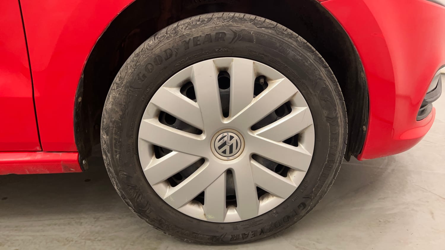 Used 2016 Volkswagen Polo Comfortline 1.2L (P) Petrol Manual tyres RIGHT FRONT TYRE RIM VIEW