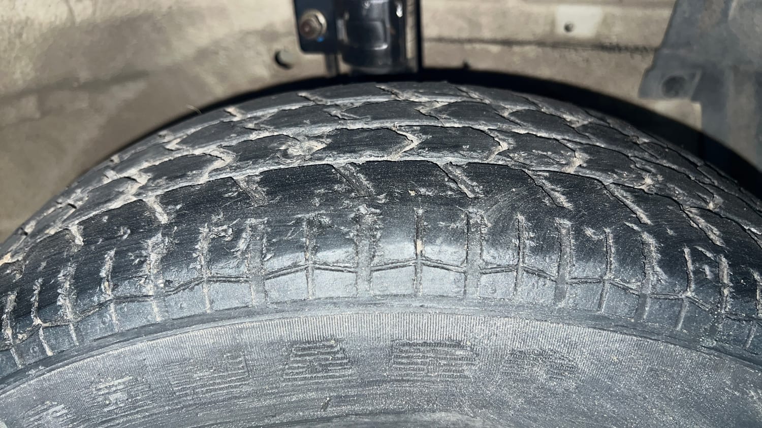 Used 2015 Maruti Suzuki Swift Lxi (O) Petrol Manual tyres RIGHT FRONT TYRE TREAD VIEW