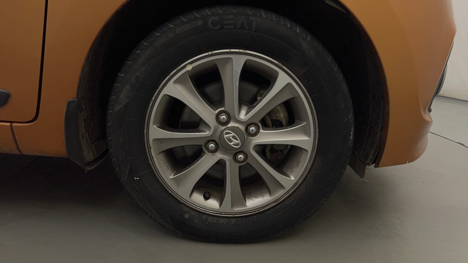 Used 2015 Hyundai Grand i10 Asta 1.2 Kappa VTVT (O) Petrol Manual tyres RIGHT FRONT TYRE RIM VIEW