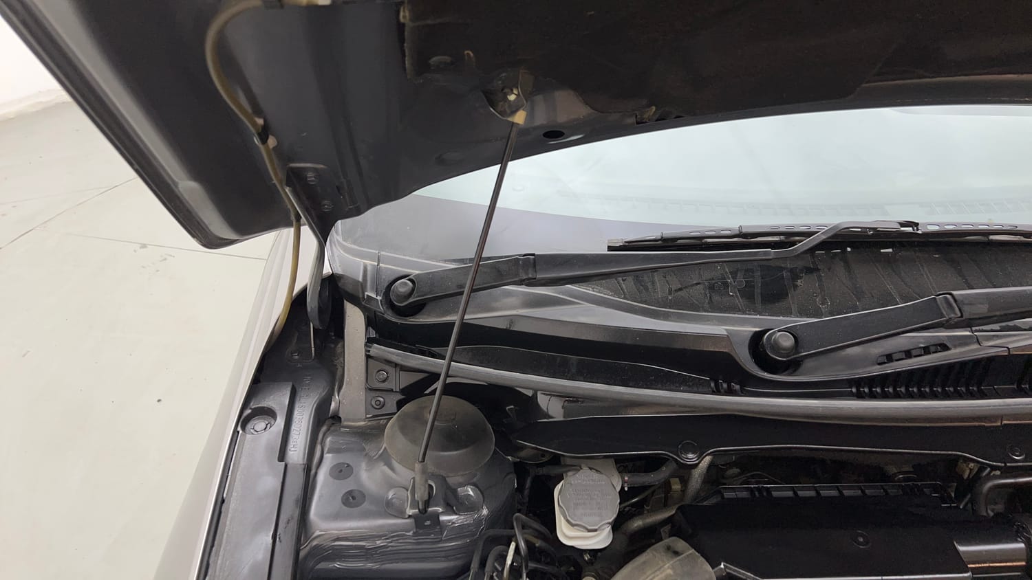 Used 2018 Maruti Suzuki Ciaz Delta Hybrid 1.5 Petrol Manual engine ENGINE RIGHT SIDE HINGE & APRON VIEW