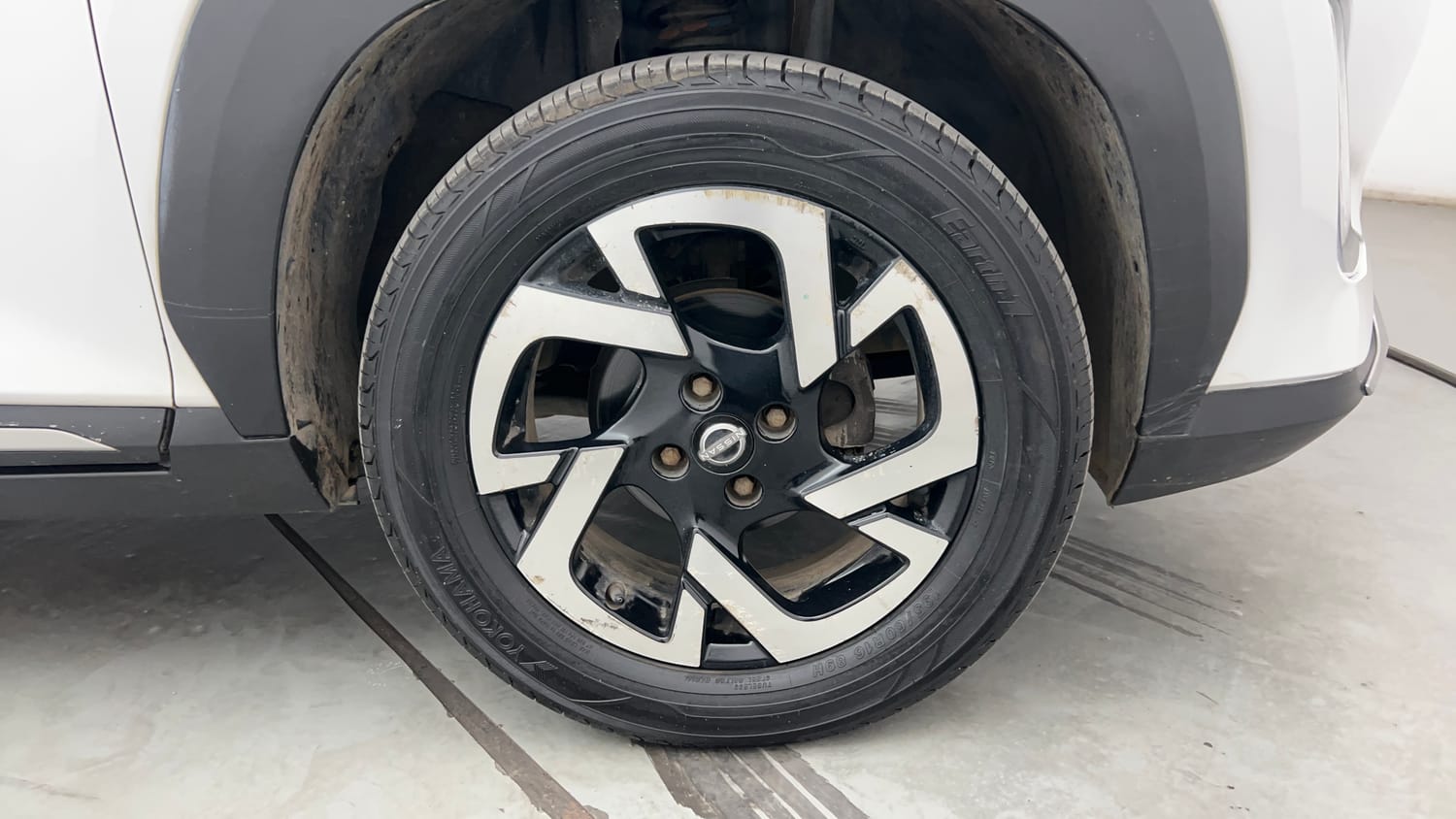 Used 2024 Nissan Magnite XV Premium Turbo CVT Petrol Automatic tyres RIGHT FRONT TYRE RIM VIEW