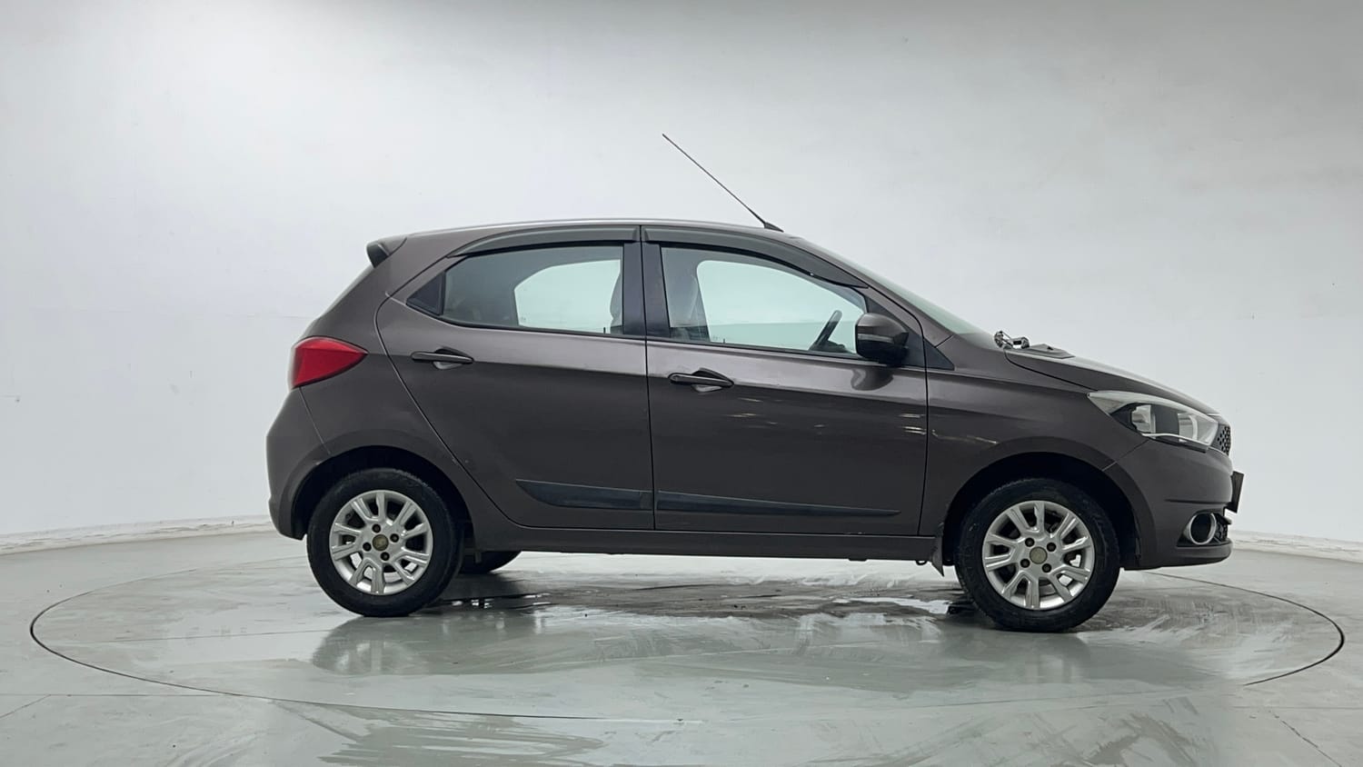 Used 2018 Tata Tiago XZ CNG (Outside Fitted) Cng Manual exterior RIGHT SIDE VIEW