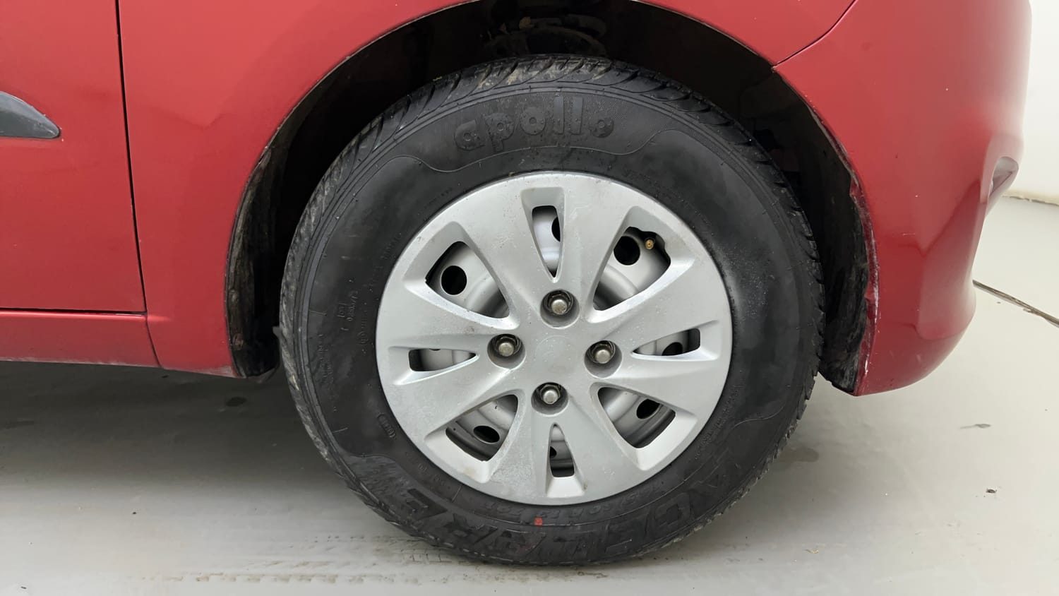 Used 2012 Hyundai i10 Era 1.1 iRDE2 Petrol Manual tyres RIGHT FRONT TYRE RIM VIEW