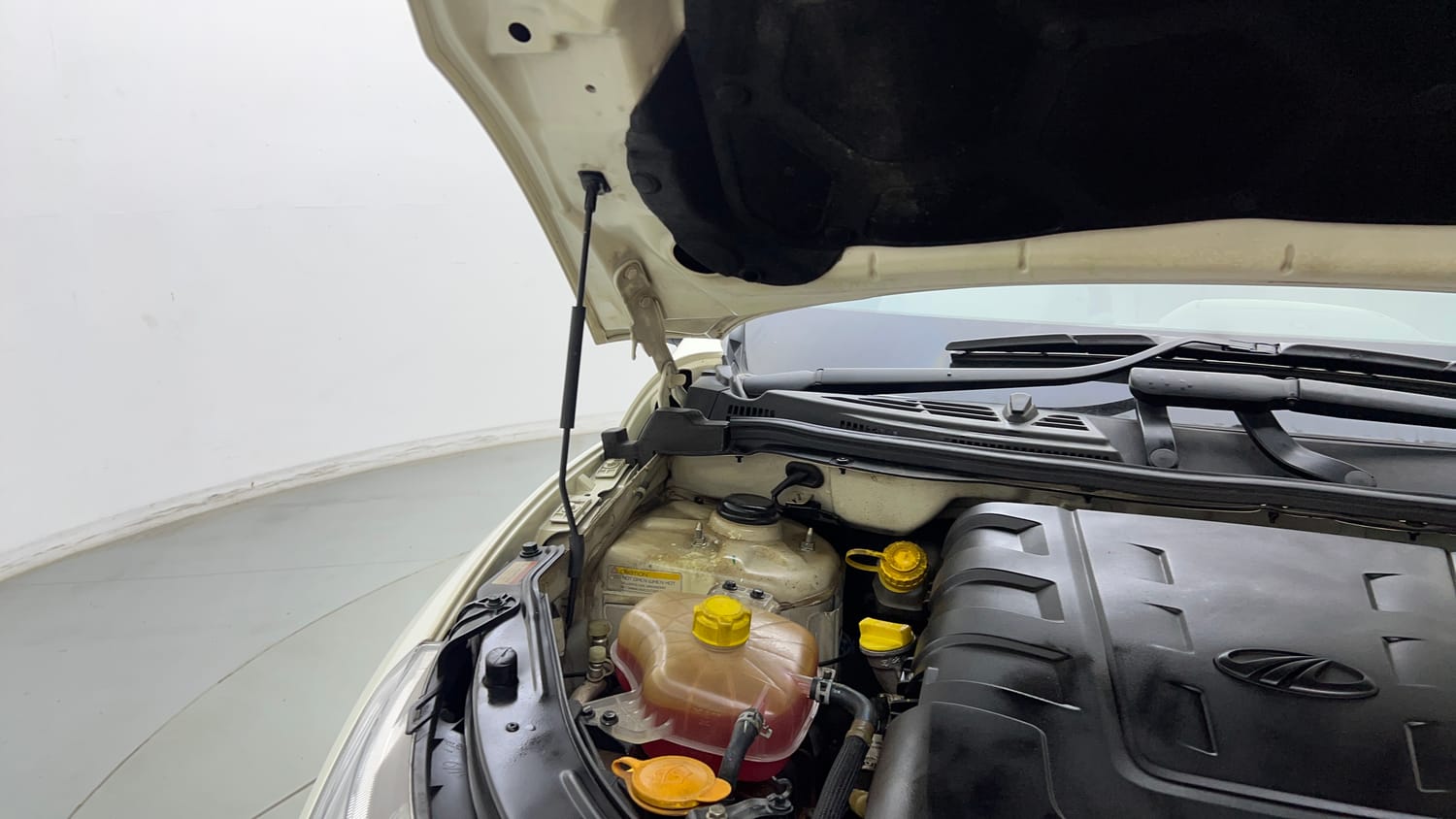 Used 2021 Mahindra XUV500 W7 Diesel Manual engine ENGINE RIGHT SIDE HINGE & APRON VIEW