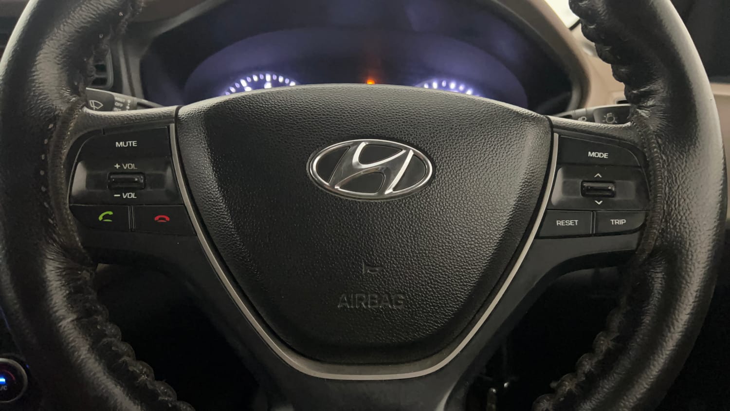 Used 2016 Hyundai Elite i20 Sportz 1.2 Petrol Manual top_features Steering mounted controls