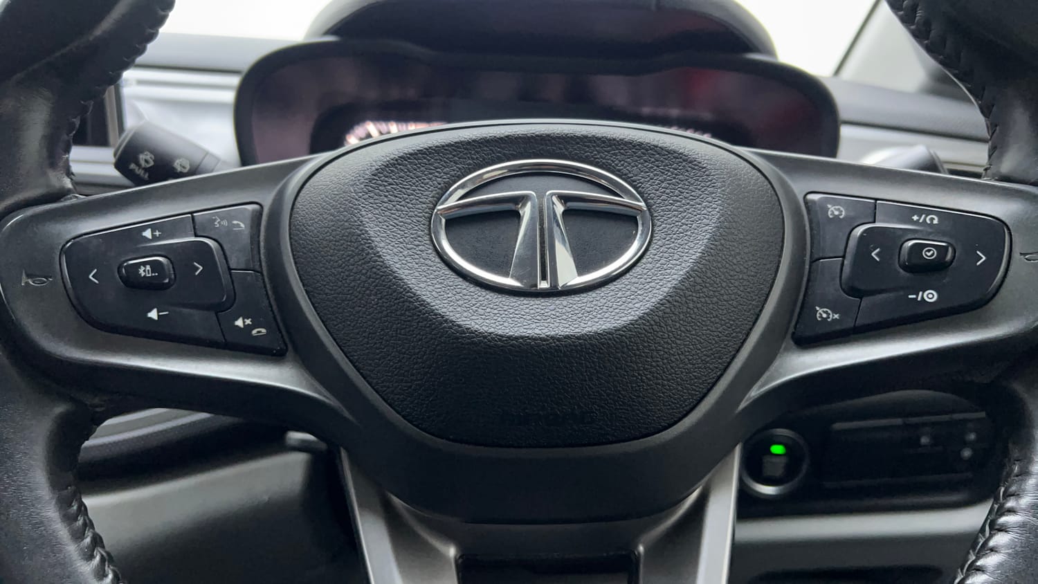 Used 2020 Tata Altroz XZ Petrol Petrol Manual top_features Airbags
