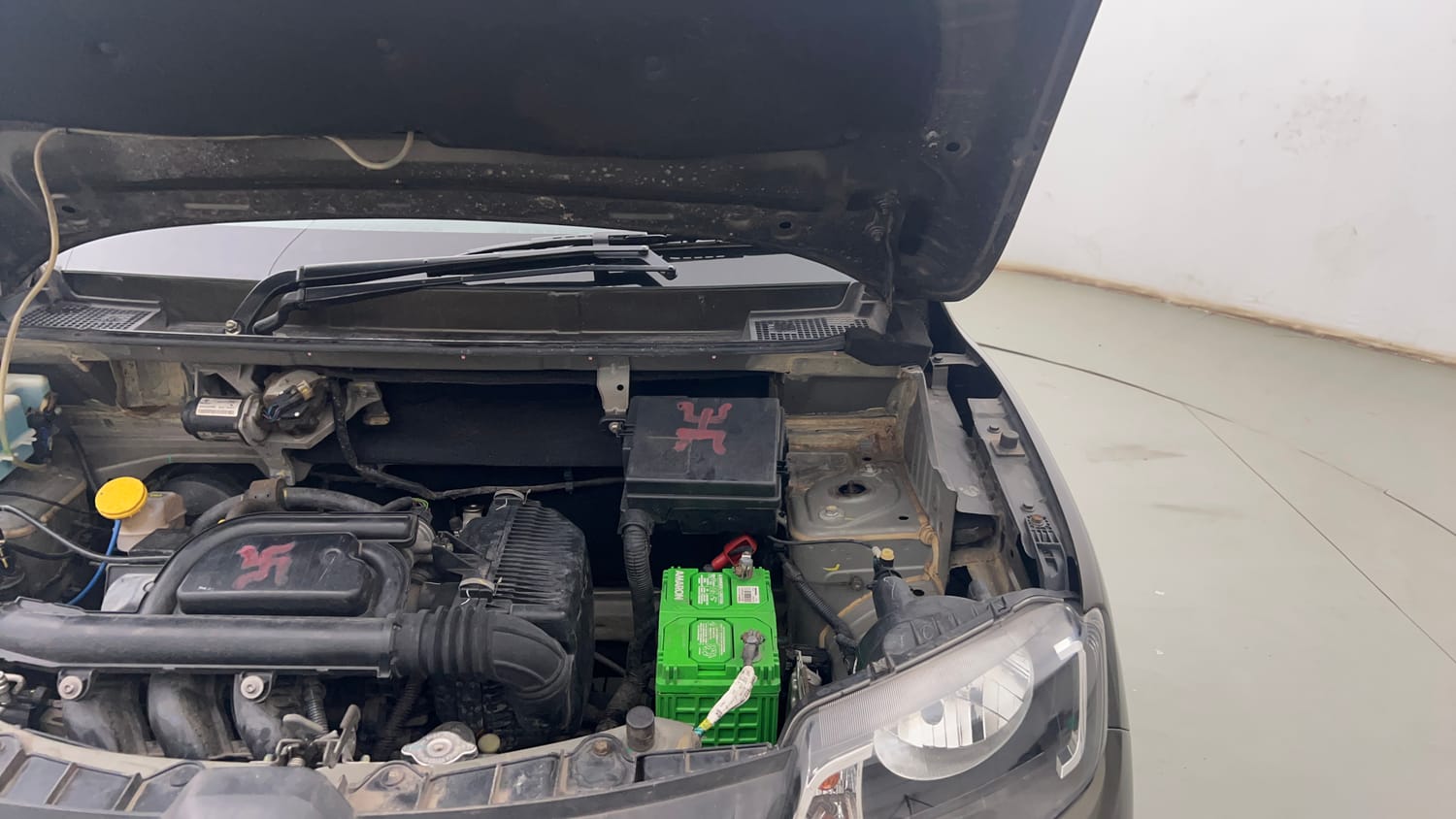 Used 2017 Renault Kwid 1.0 RXL Petrol Manual engine ENGINE LEFT SIDE HINGE & APRON VIEW
