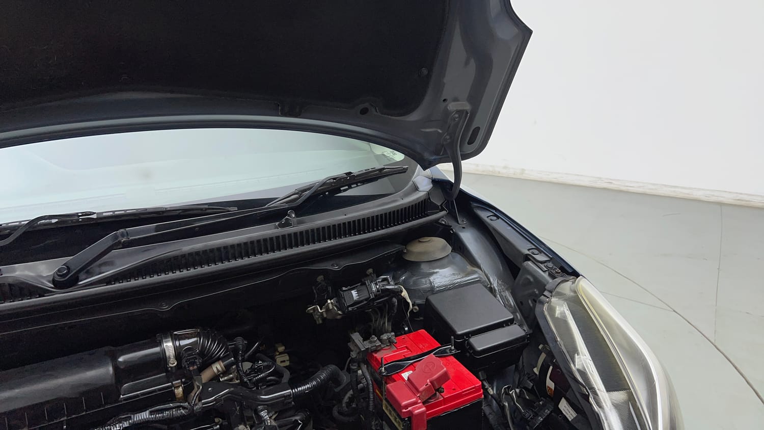 Used 2017 Maruti Suzuki Baleno Alpha 1.2 Petrol Manual engine ENGINE LEFT SIDE HINGE & APRON VIEW