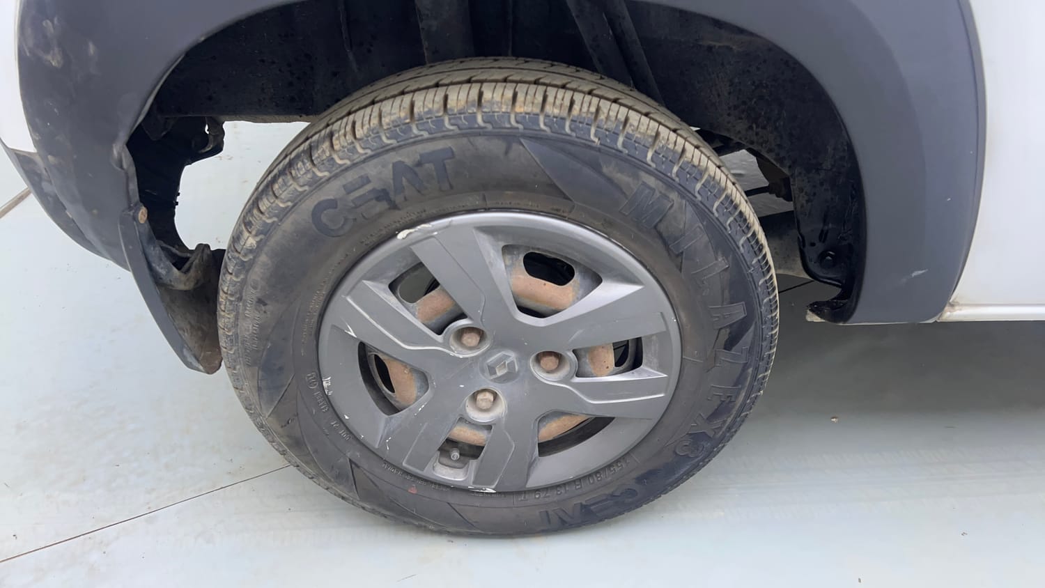 Used 2018 Renault Kwid 1.0 RXT AMT Opt Petrol Automatic tyres RIGHT REAR TYRE RIM VIEW