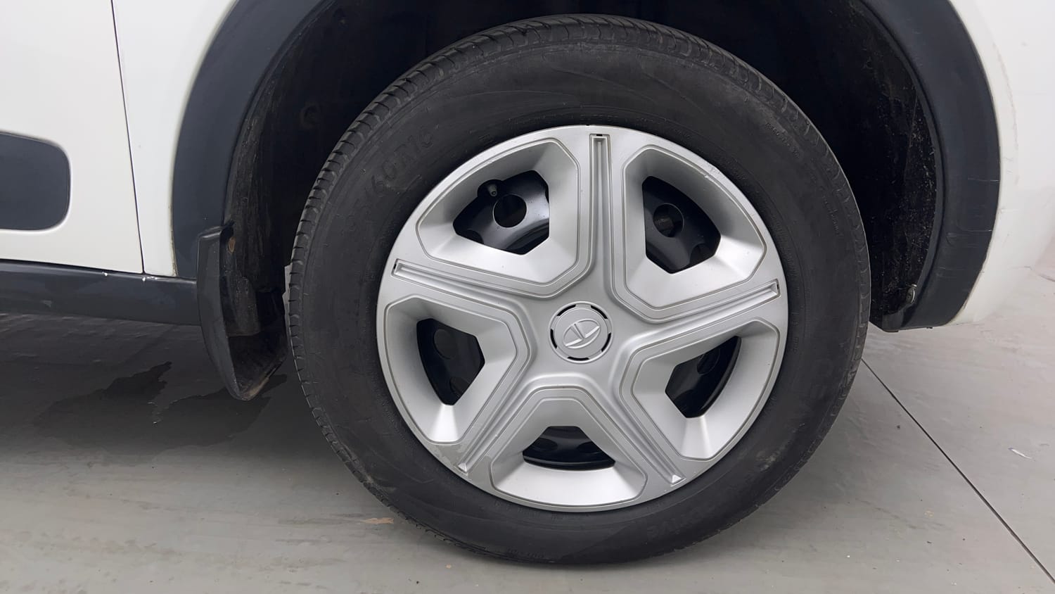 Used 2019 Tata Nexon XM Petrol Manual tyres RIGHT FRONT TYRE RIM VIEW