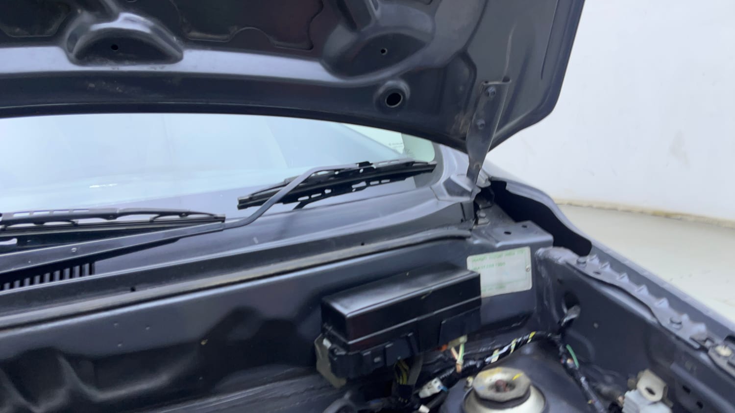 Used 2015 Maruti Suzuki Alto K10 LXi Petrol Manual engine ENGINE LEFT SIDE HINGE & APRON VIEW