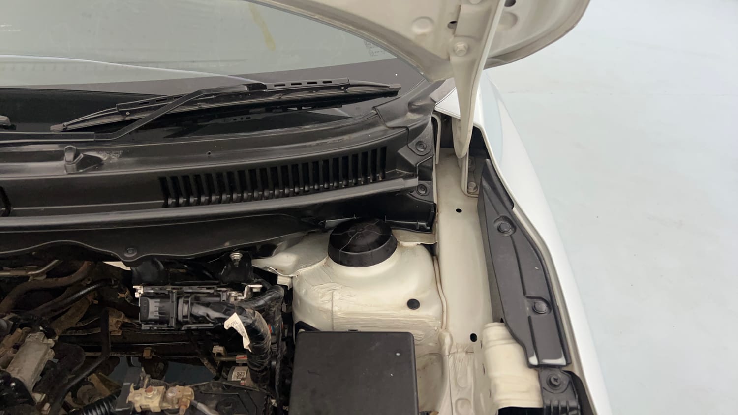 Used 2023 Maruti Suzuki Baleno Delta MT Petrol Manual engine ENGINE LEFT SIDE HINGE & APRON VIEW