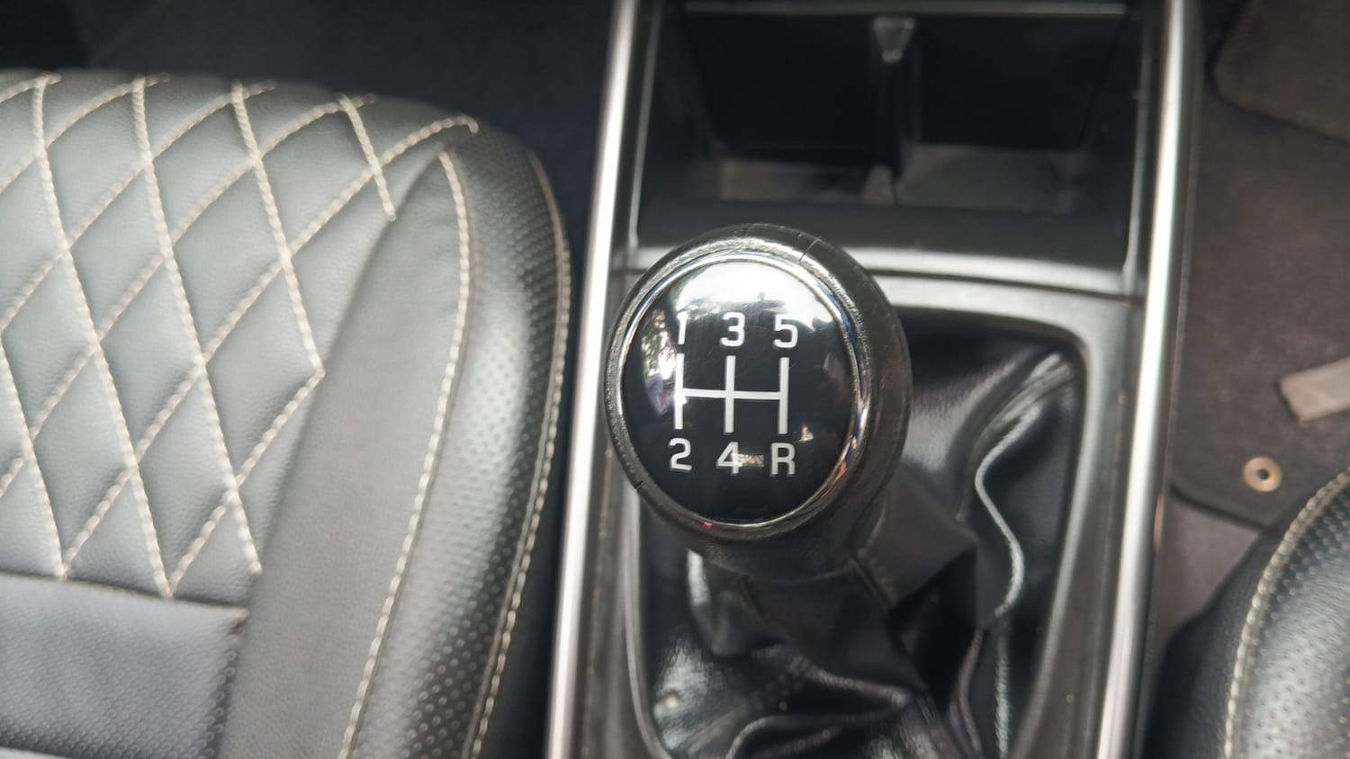 Used 2019 Maruti Suzuki Baleno Delta Petrol Manual interior GEAR  KNOB VIEW