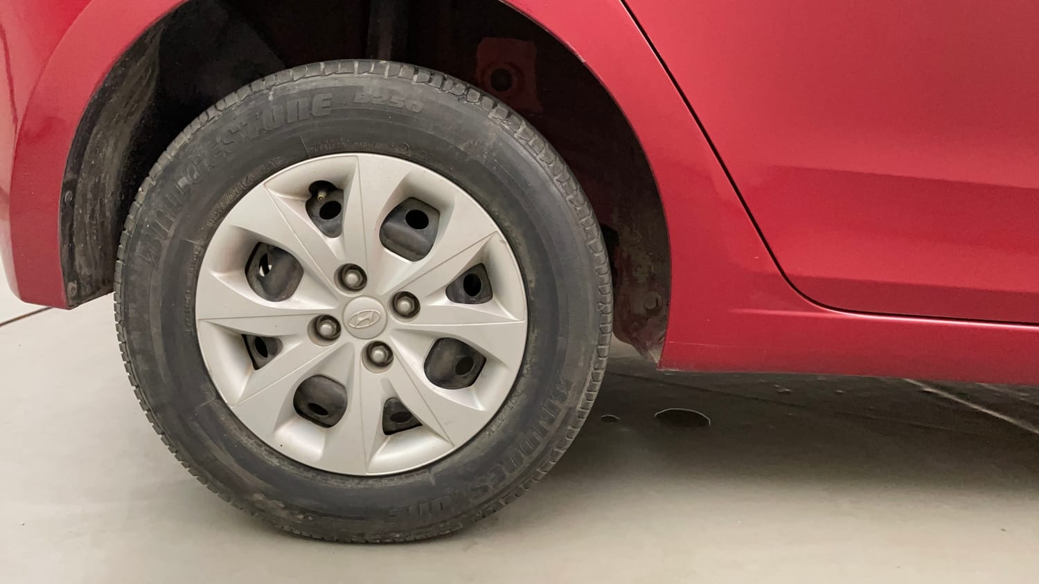 Used 2015 Hyundai Elite i20 Magna 1.2 Petrol Manual tyres RIGHT REAR TYRE RIM VIEW