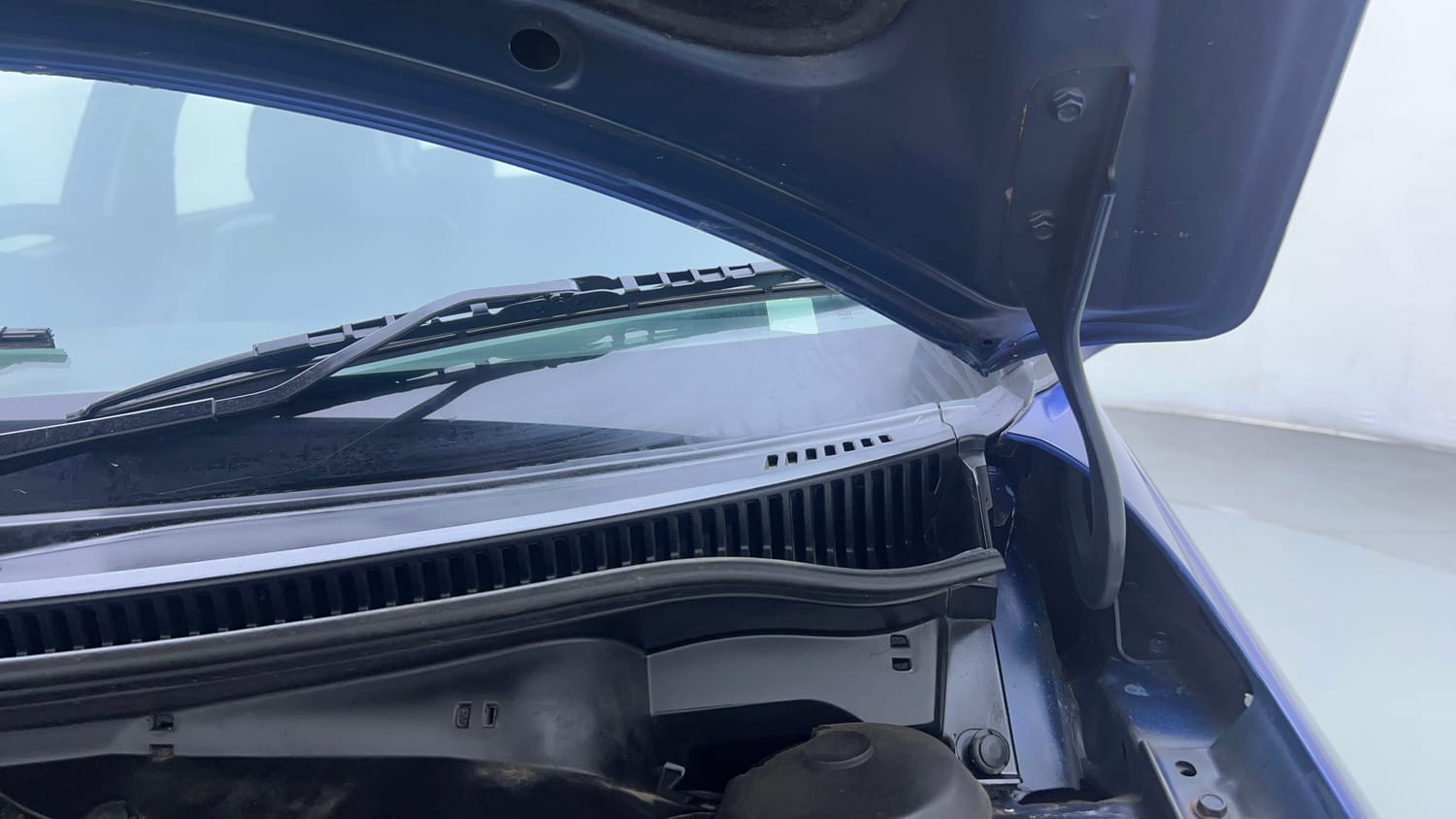 Used 2012 Maruti Suzuki Swift VXi Petrol Manual engine ENGINE LEFT SIDE HINGE & APRON VIEW