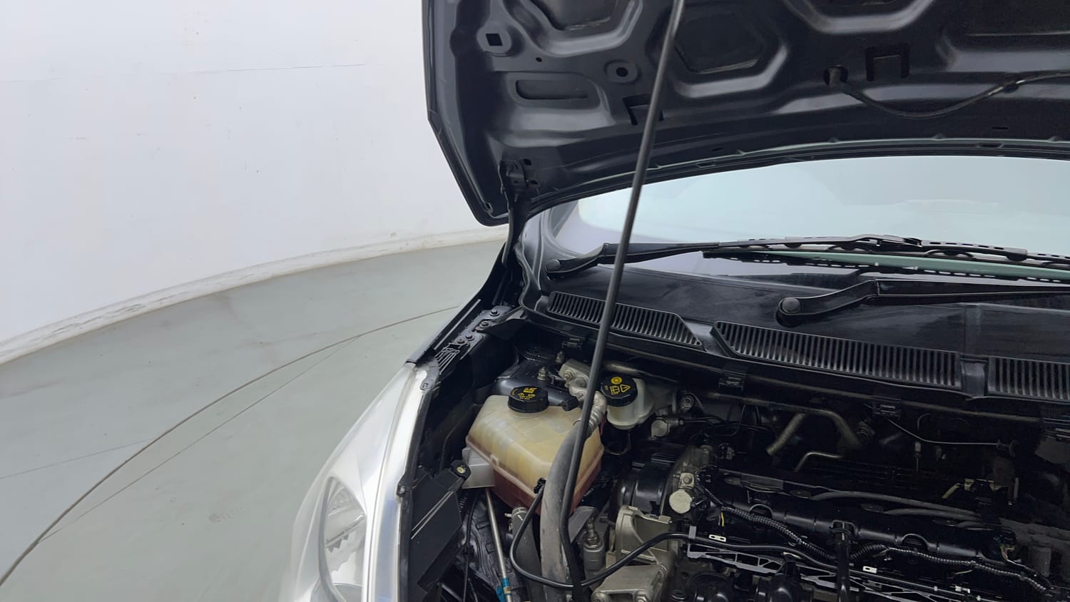 Used 2016 Ford Figo Trend 1.2 Ti-VCT Petrol Manual engine ENGINE RIGHT SIDE HINGE & APRON VIEW
