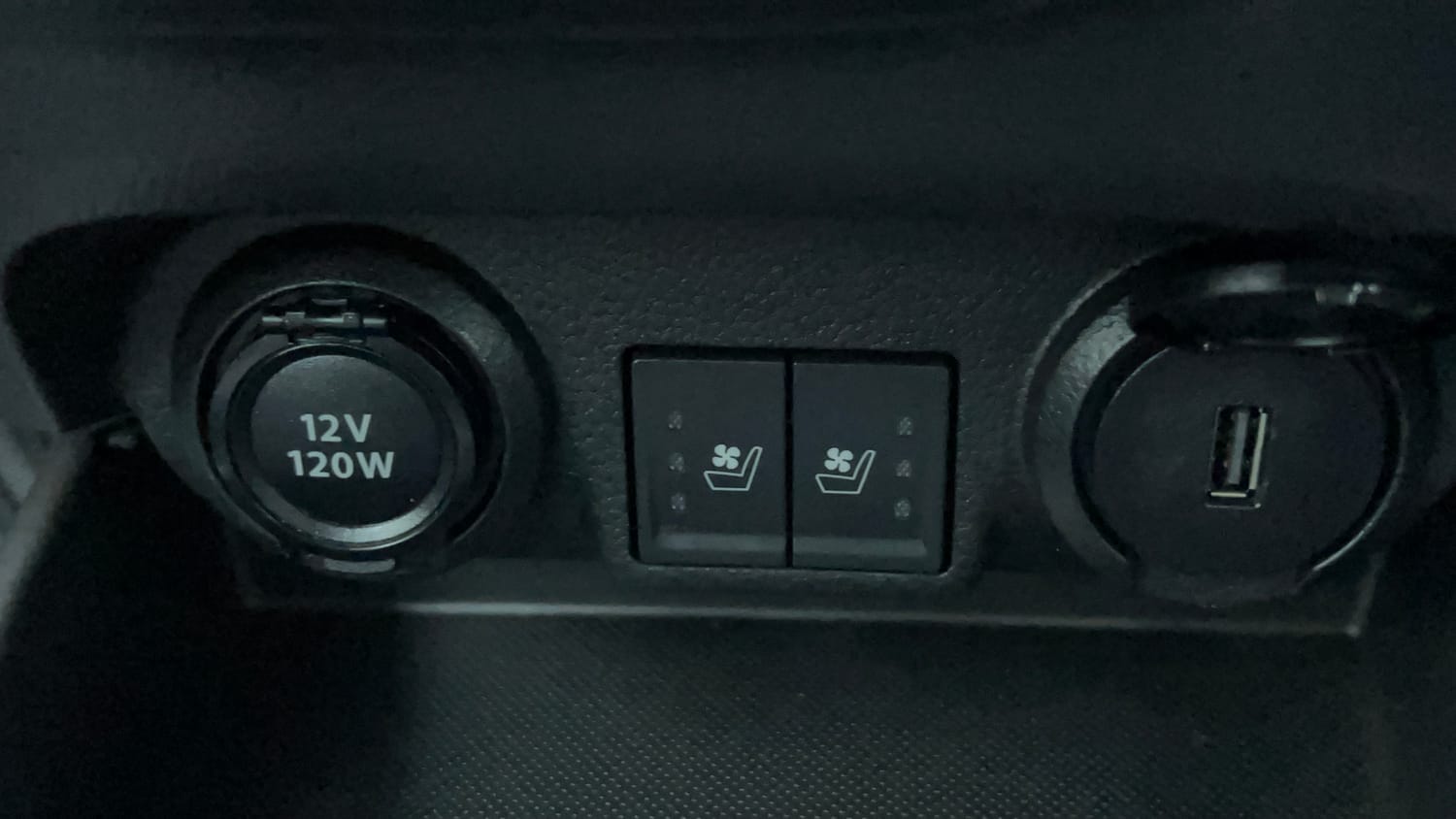 Used 2025 Maruti Suzuki XL6 Alpha Plus MT Petrol Petrol Manual top_features Ventilated seats