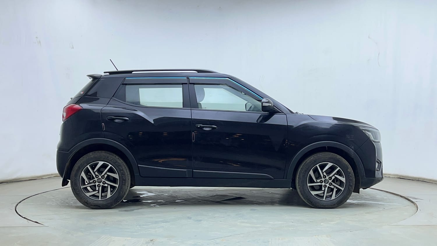 Used 2022 Mahindra XUV 300 W8 (O) 1.2 Petrol Petrol Manual exterior RIGHT SIDE VIEW