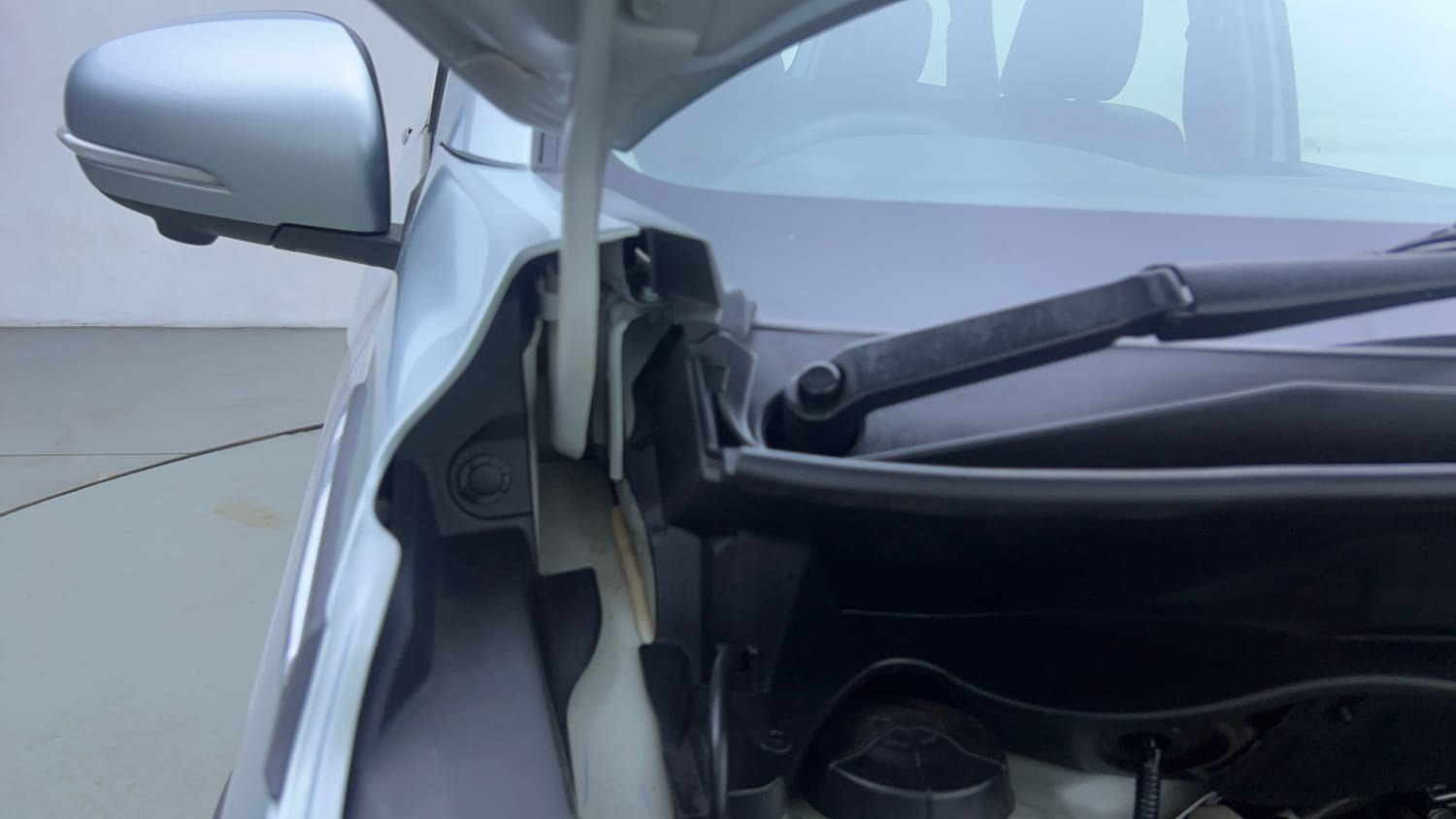 Used 2025 Maruti Suzuki XL6 Alpha Plus MT Petrol Petrol Manual engine ENGINE RIGHT SIDE HINGE & APRON VIEW