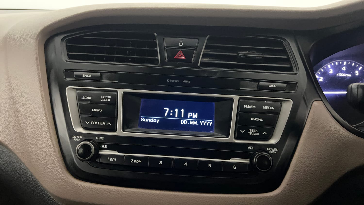 Used 2016 Hyundai Elite i20 Sportz 1.2 Petrol Manual top_features Integrated (in-dash) music system
