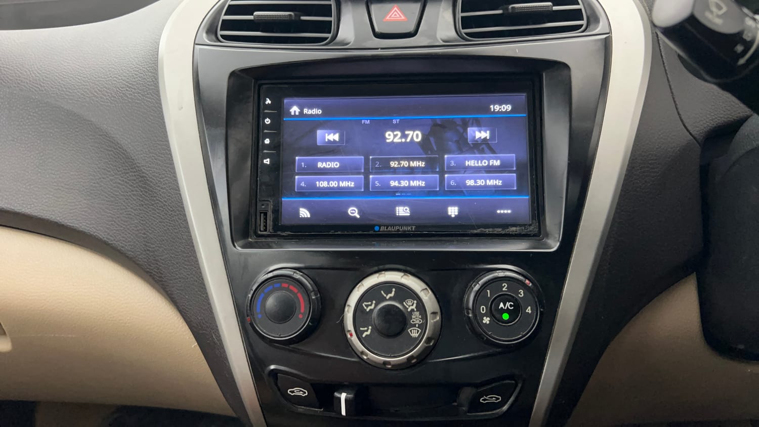 Used 2014 Hyundai Eon Magna + Petrol Manual interior MUSIC SYSTEM & AC CONTROL VIEW