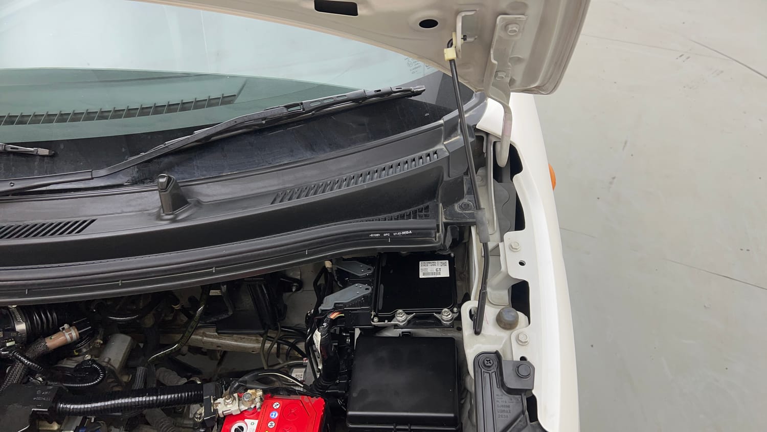 Used 2023 Maruti Suzuki Wagon R LXI 1.0 Petrol Manual engine ENGINE LEFT SIDE HINGE & APRON VIEW