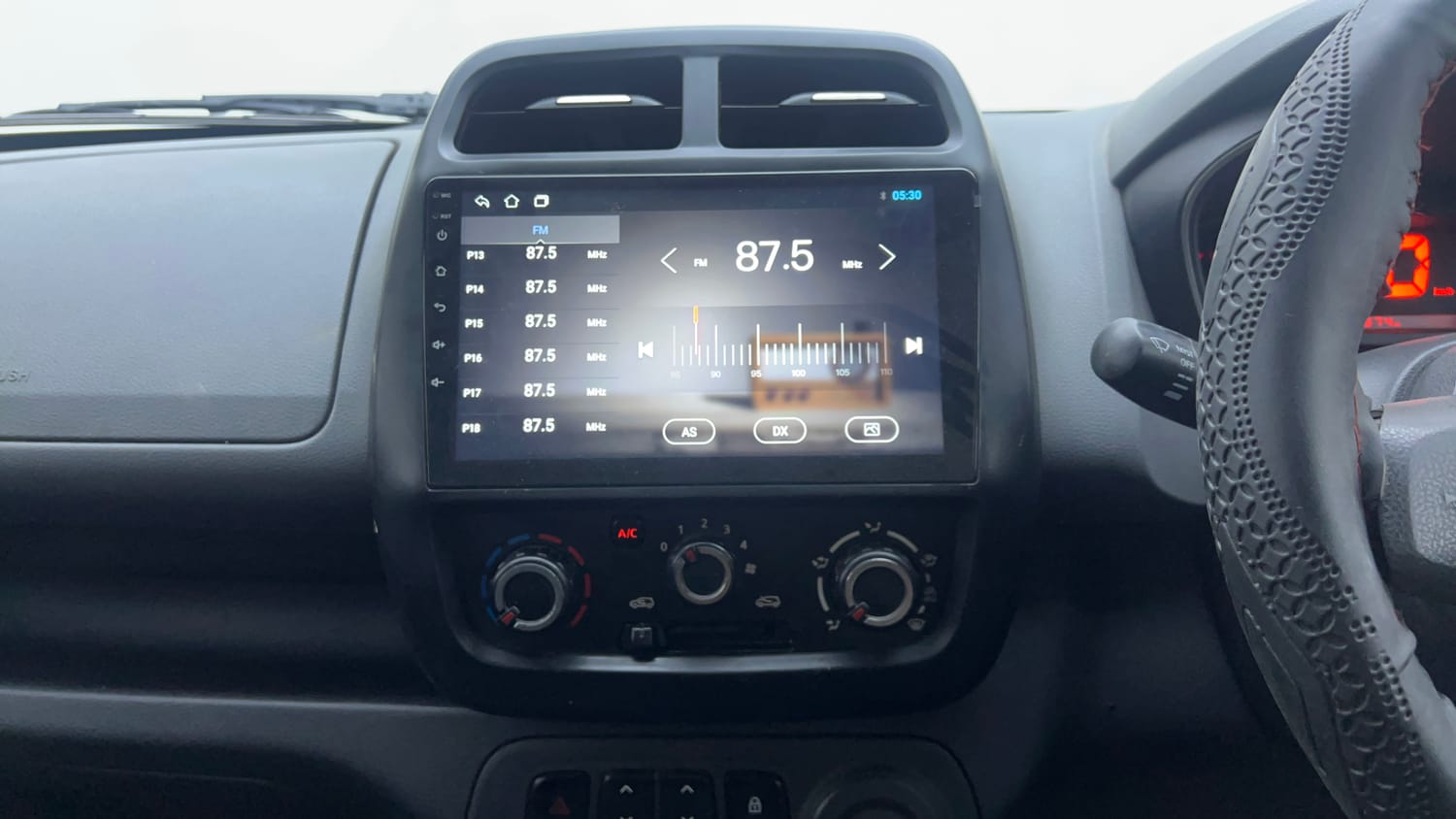 Used 2016 Renault Kwid RXT Petrol Manual interior MUSIC SYSTEM & AC CONTROL VIEW