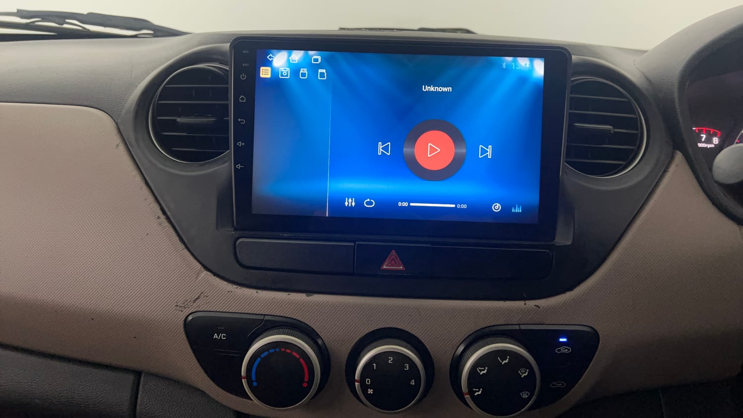 Used 2015 Hyundai Grand i10 Sportz 1.2 Kappa VTVT Petrol Manual top_features Integrated (in-dash) music system