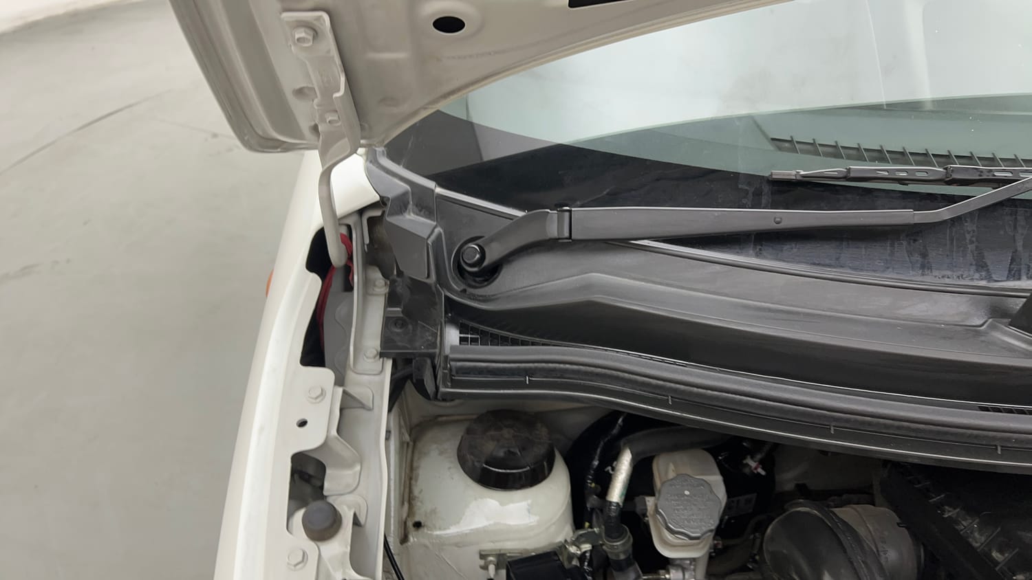 Used 2023 Maruti Suzuki Wagon R LXI 1.0 Petrol Manual engine ENGINE RIGHT SIDE HINGE & APRON VIEW
