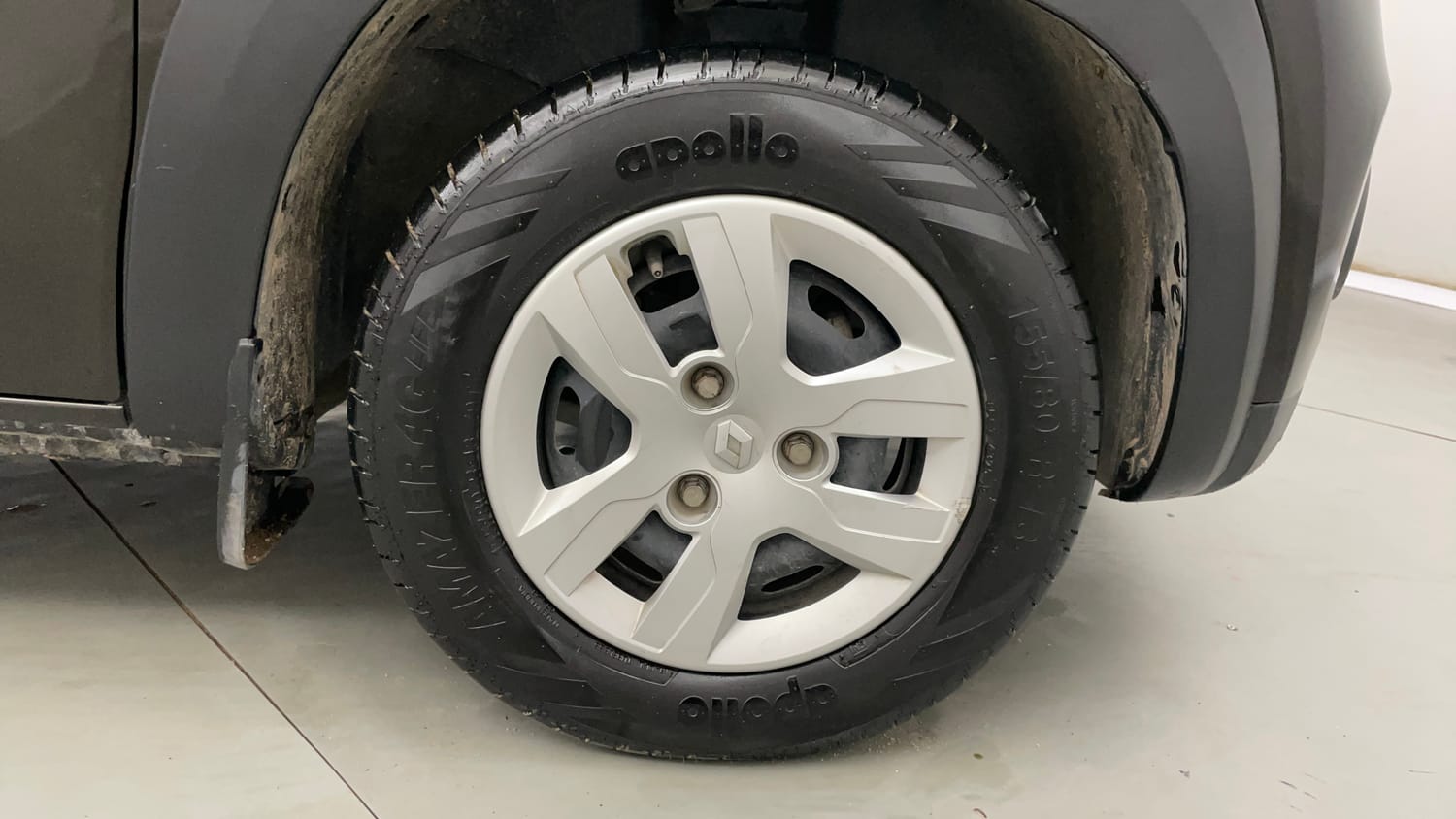 Used 2019 Renault Kwid RXT (O) 1.0 SCE Edition Petrol Manual tyres RIGHT FRONT TYRE RIM VIEW