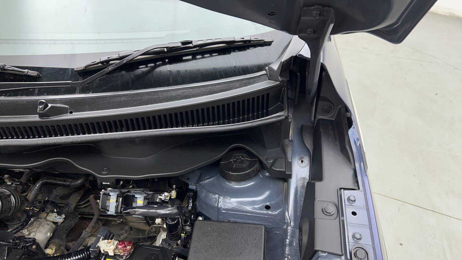 Used 2022 Maruti Suzuki XL6 Alpha Plus MT Petrol Petrol Manual engine ENGINE LEFT SIDE HINGE & APRON VIEW