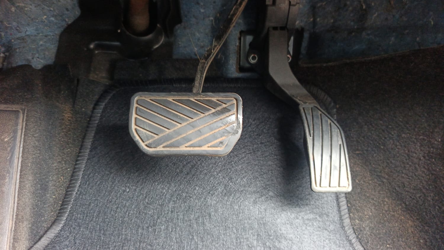 Used 2022 Maruti Suzuki Grand Vitara Alpha Smart Hybrid AT Petrol Automatic interior PEDALS VIEW