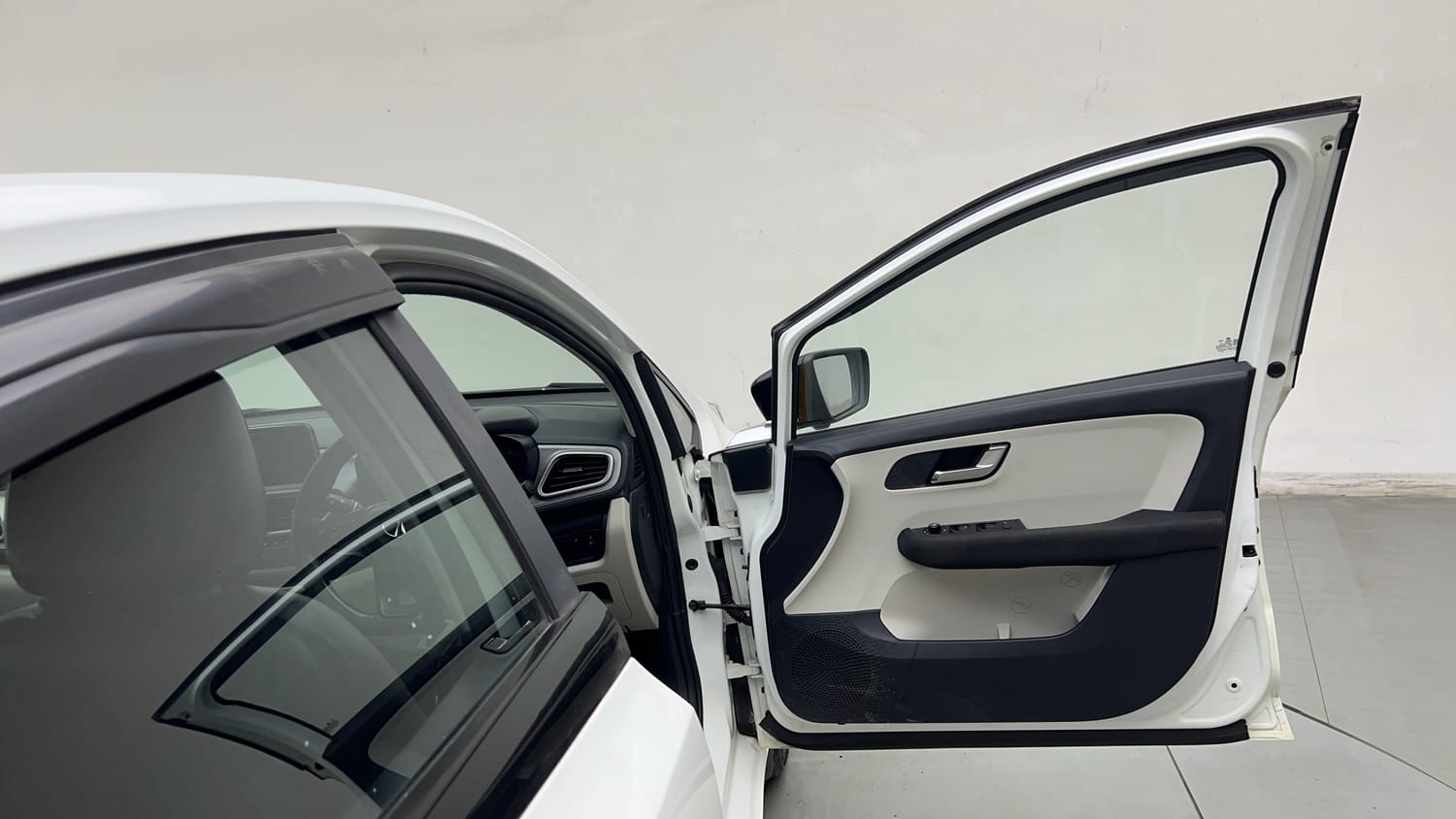 Used 2022 Tata Altroz XZ Plus i-Turbo Petrol Petrol Manual interior RIGHT FRONT DOOR OPEN VIEW