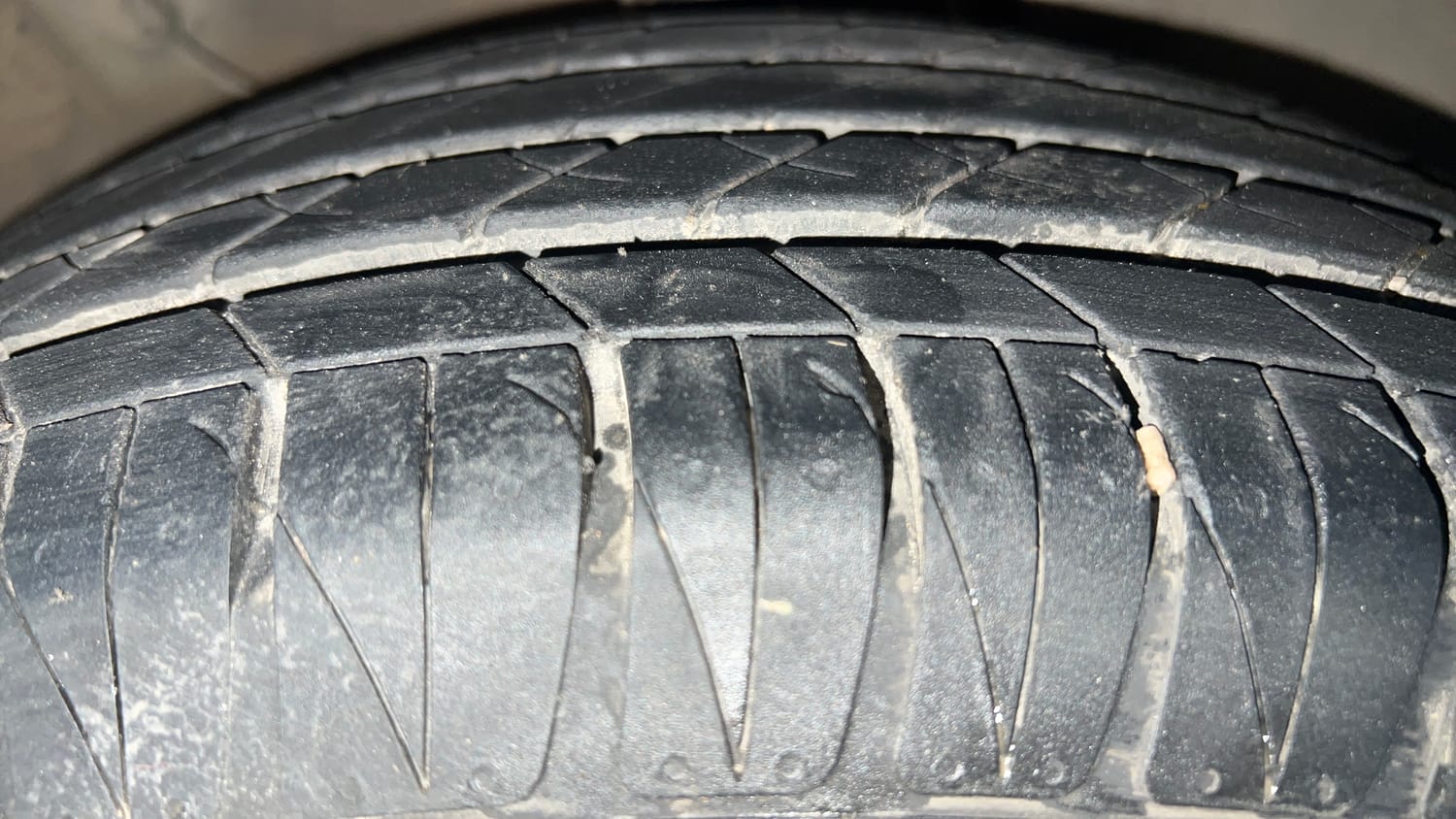Used 2021 Kia Sonet HTX 1.5 Diesel Manual tyres RIGHT FRONT TYRE TREAD VIEW