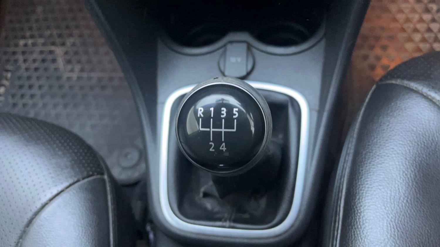 Used 2017 Volkswagen Polo Highline Plus 1.2( P)16 Alloy Petrol Manual interior GEAR  KNOB VIEW