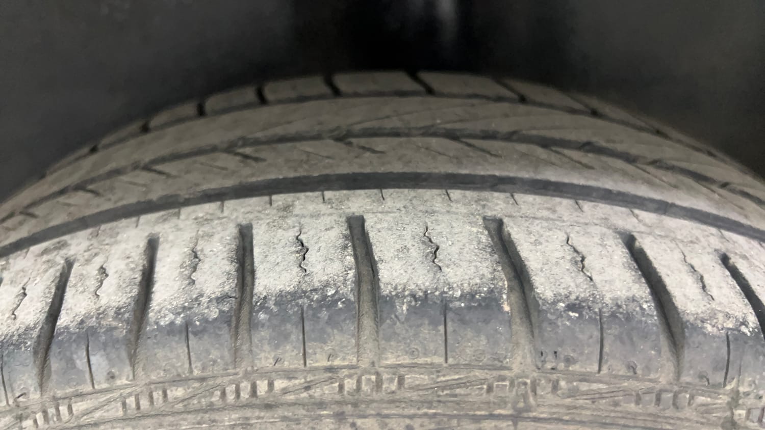 Used 2015 Volkswagen Polo Comfortline 1.2L (P) Petrol Manual tyres LEFT REAR TYRE TREAD VIEW