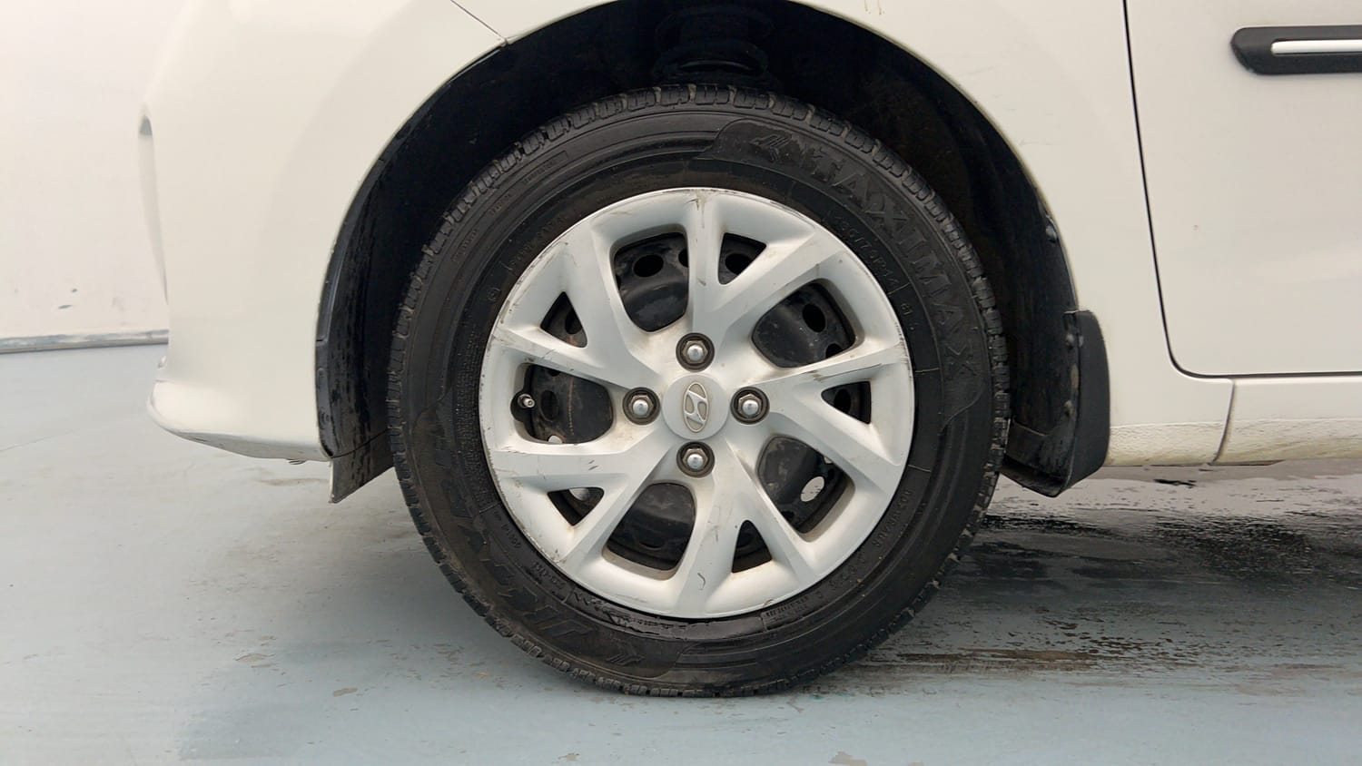 Used 2019 Hyundai Grand i10 Magna 1.2 Kappa VTVT Petrol Manual tyres LEFT FRONT TYRE RIM VIEW