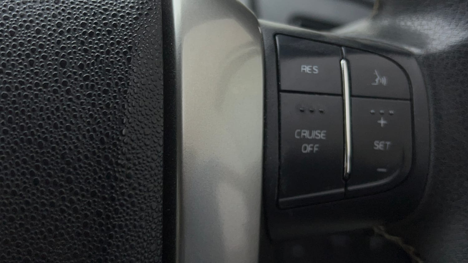 Used 2021 Mahindra XUV500 W7 Diesel Manual top_features Cruise control