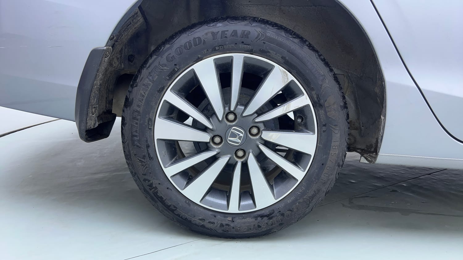 Used 2024 Honda City V Petrol CVT Petrol Automatic tyres RIGHT REAR TYRE RIM VIEW