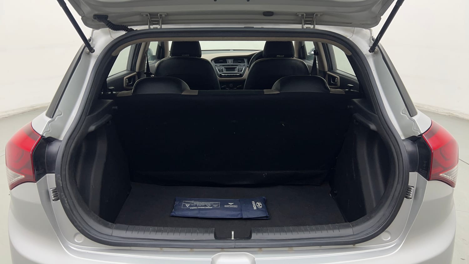 Used 2017 Hyundai Elite i20 Magna Executive 1.2 Petrol Manual interior DICKY INSIDE VIEW