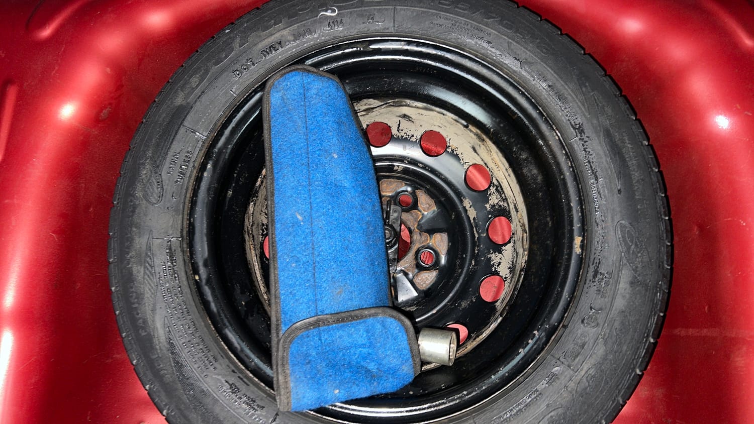 Used 2014 Hyundai Eon Magna + Petrol Manual tyres SPARE TYRE VIEW