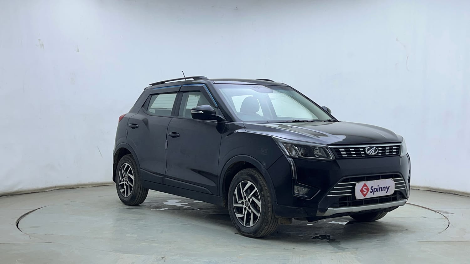Used 2022 Mahindra XUV 300 W8 (O) 1.2 Petrol Petrol Manual exterior RIGHT FRONT CORNER VIEW